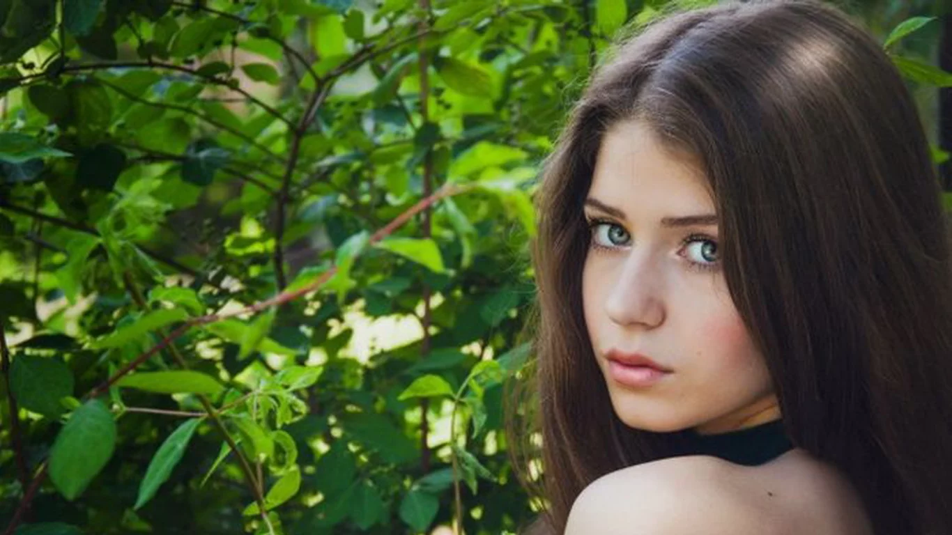 девушка, крупно, волосы, брюнетка, взгляд, природа, плечи