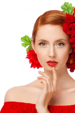 цветы, взгляд, шатенка, помада, листья, лепестки, губы, плечи