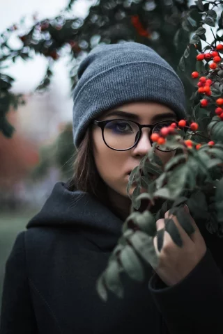 девушка, рябина