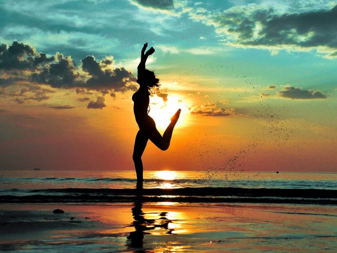 девушка, пляж, girl, jump, front, evening, floor, solar, dark, sea, wet, drop, lips, eyes, nice, sky, wide