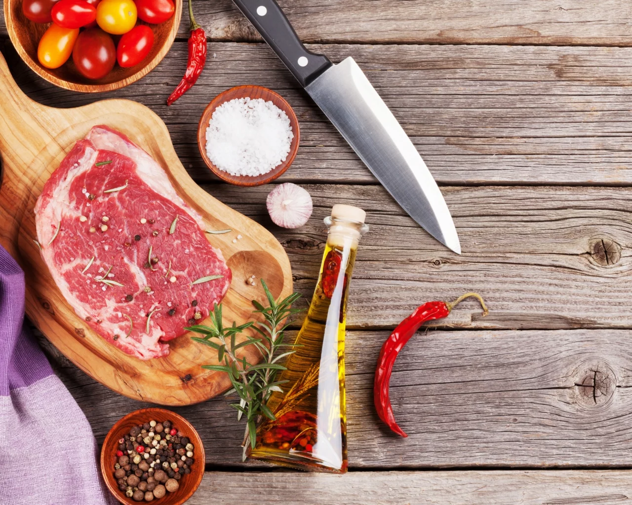 pepper, spices, специи, нож, мясо, tomatoes, овощи, масло, доска, помидоры, meat, перец
