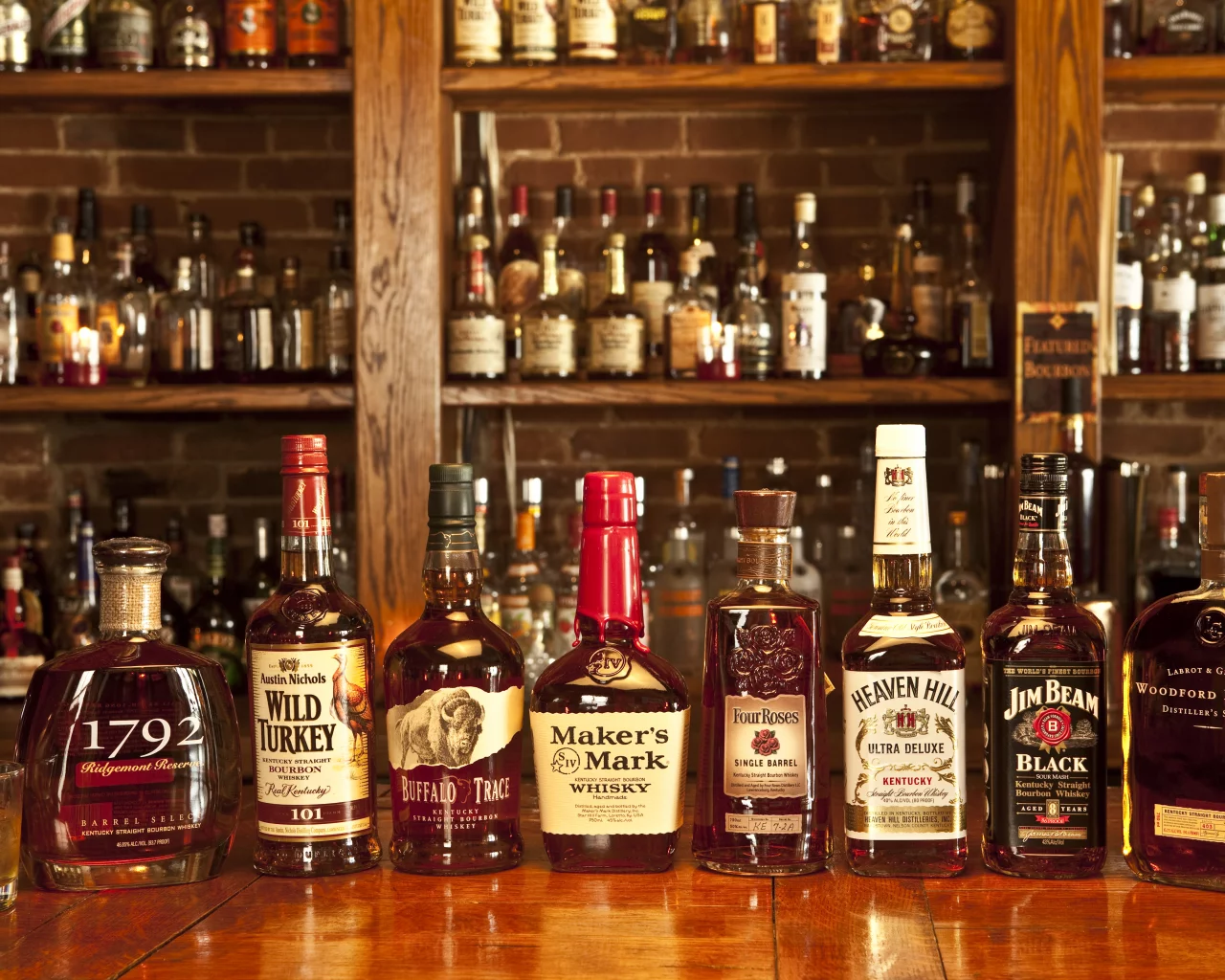 ром, бурбон, коньяк, виски, rum, bourbon, brandy, whiskey, diferent, bar, room, nice, environment, wood, table, main, room, read, bira, beer, nice, wide