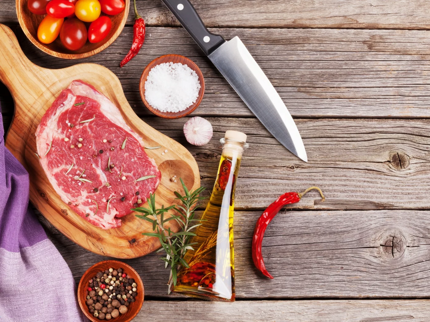 pepper, spices, специи, нож, мясо, tomatoes, овощи, масло, доска, помидоры, meat, перец