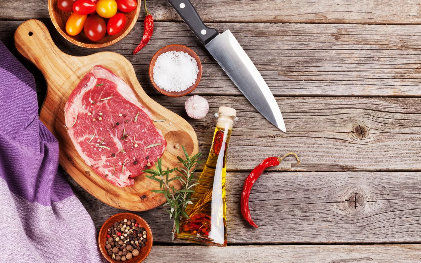 pepper, spices, специи, нож, мясо, tomatoes, овощи, масло, доска, помидоры, meat, перец