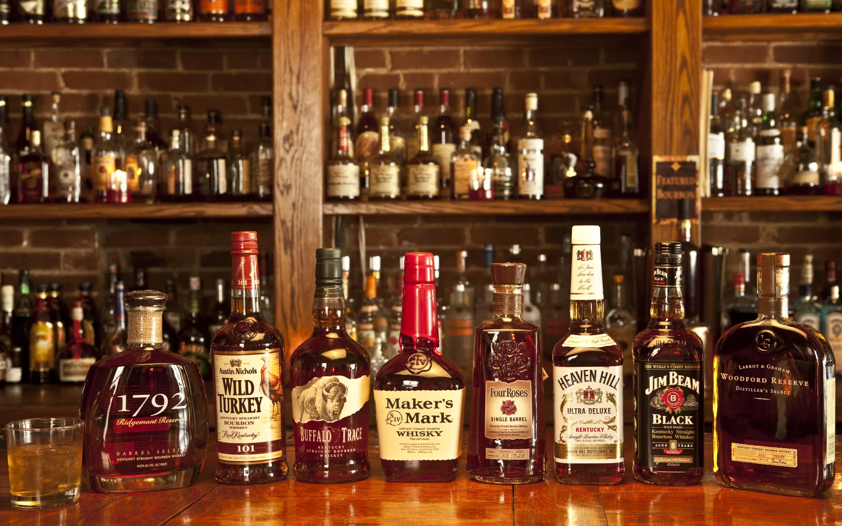 ром, бурбон, коньяк, виски, rum, bourbon, brandy, whiskey, diferent, bar, room, nice, environment, wood, table, main, room, read, bira, beer, nice, wide