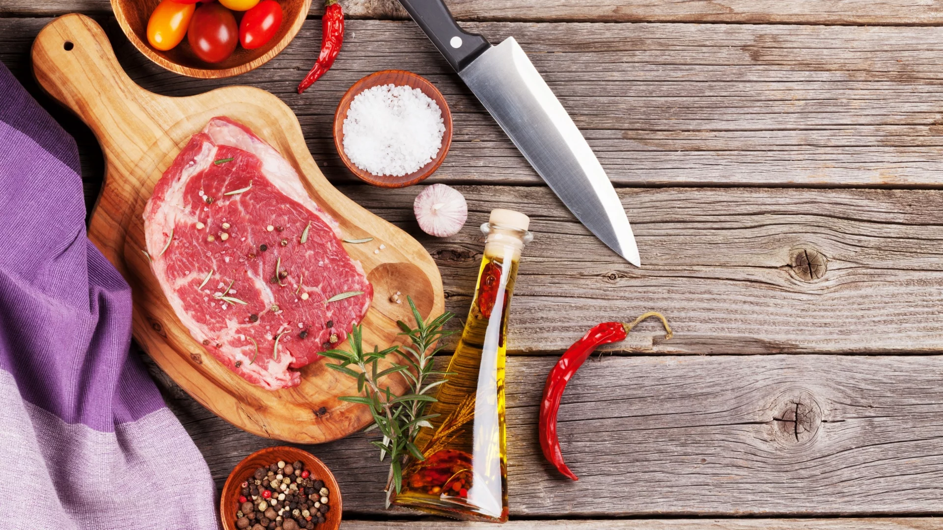 pepper, spices, специи, нож, мясо, tomatoes, овощи, масло, доска, помидоры, meat, перец