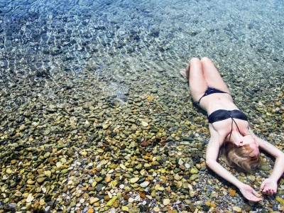 девушка, пляж, girl, beach, blond, front, swimsuit, blue sun, solar, pebbles, white, see, lips, eyes, nice, sky, wide