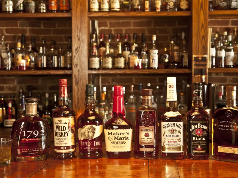 ром, бурбон, коньяк, виски, rum, bourbon, brandy, whiskey, diferent, bar, room, nice, environment, wood, table, main, room, read, bira, beer, nice, wide