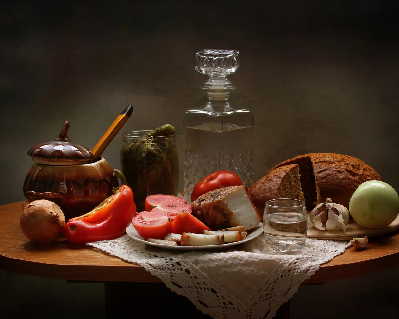 накрытый стол, водка, сало, хлеб, помидоры, лук, чеснок, vodka, lard, bread, tomatoes, onion, garlic, room, nice, environment, wood, table, main, room, read, vine, nice, see, wide