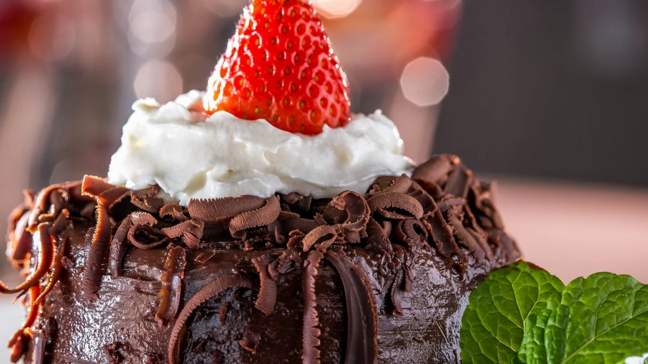 торт, мороженое, шоколад, cake, ice cream, chocolate, strawberry, sweets, nice, environment, black, white, table, main, read, vine, see, nice, wide