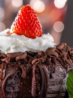 торт, мороженое, шоколад, cake, ice cream, chocolate, strawberry, sweets, nice, environment, black, white, table, main, read, vine, see, nice, wide