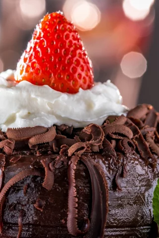 торт, мороженое, шоколад, cake, ice cream, chocolate, strawberry, sweets, nice, environment, black, white, table, main, read, vine, see, nice, wide