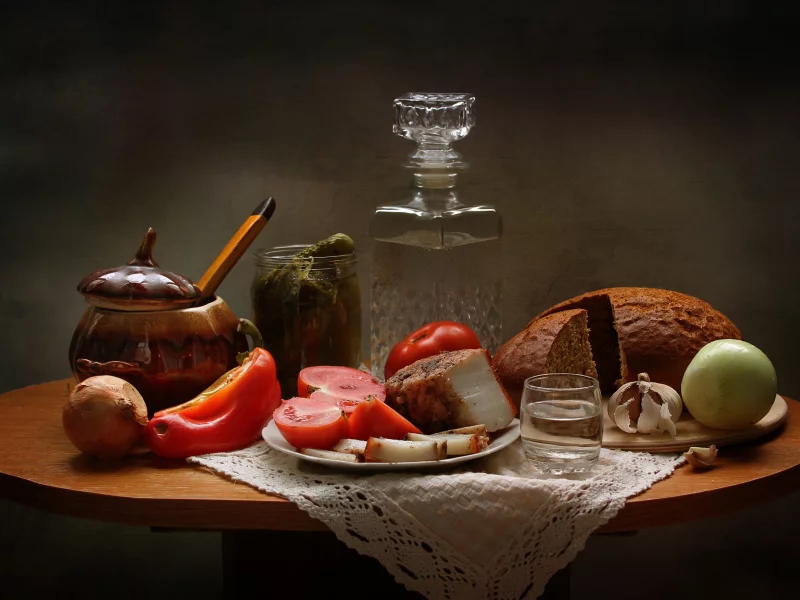 накрытый стол, водка, сало, хлеб, помидоры, лук, чеснок, vodka, lard, bread, tomatoes, onion, garlic, room, nice, environment, wood, table, main, room, read, vine, nice, see, wide