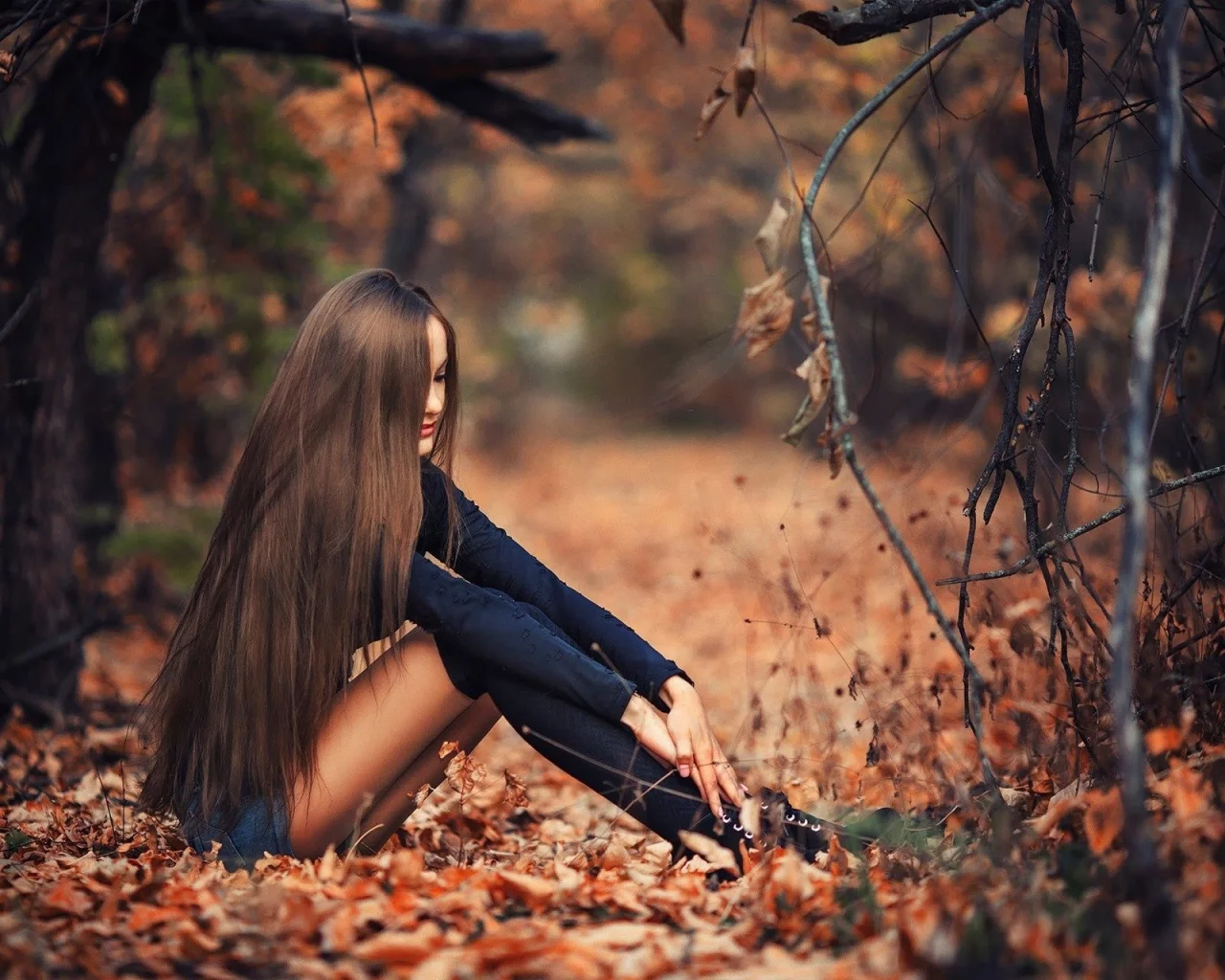 девушка, лес, осень, girl, forest, autumn, brunette, dress, color, dark, front, solar, grass, tree, trees, eyes, see, nice, sky, wide