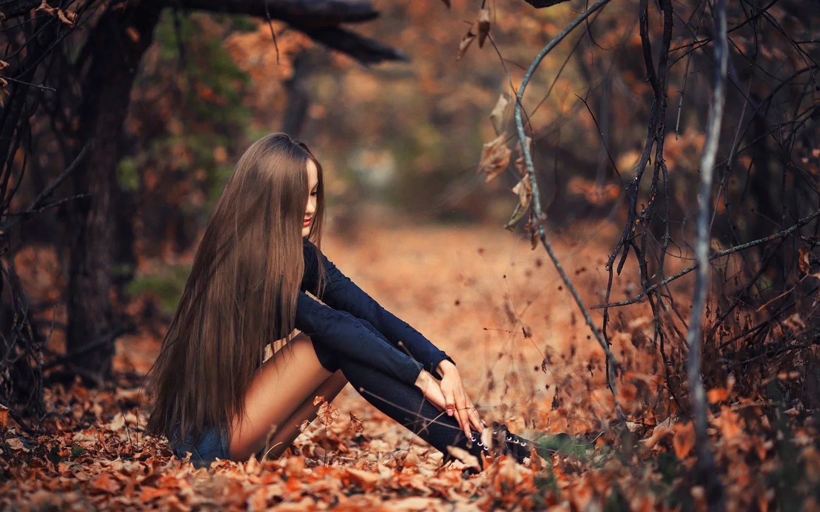 девушка, лес, осень, girl, forest, autumn, brunette, dress, color, dark, front, solar, grass, tree, trees, eyes, see, nice, sky, wide