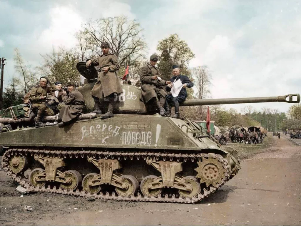 танкисты, танк, шерман, м4а2, 75мм, 1944, tankers, ww2, tank, sherman, m4a2, 75mm, armor, armored, military, weapon, weapons, gun, see, city, eyes, photocolorization, sky, wide
