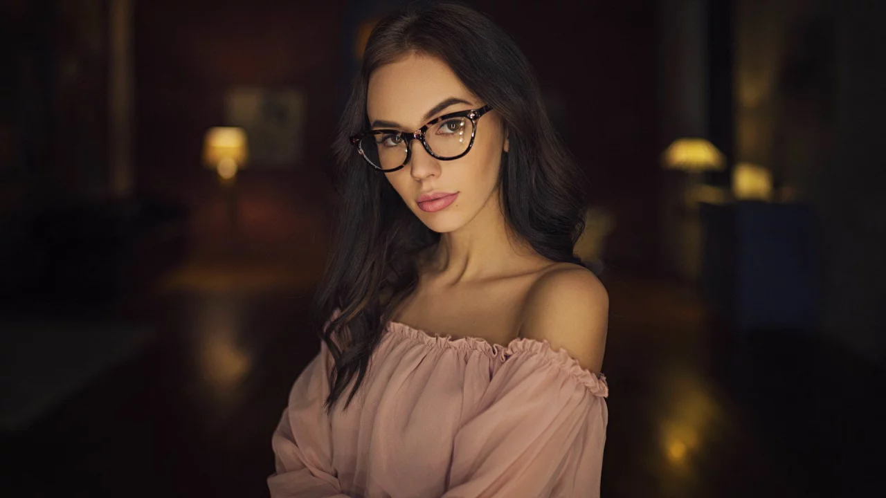 девушка, голые плечи, девушка в очках, черные волосы, красивая девушка