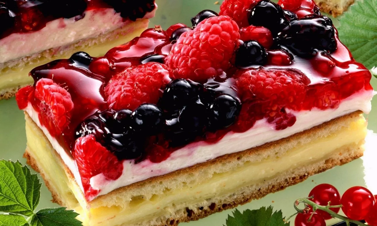 торт, тортик, мороженое, комната, cake, cakes, ice cream, ice, cream, color, pink, red, currants, raspberries, sweets, nice, environment, white, table, main, read, vine, see, nice, wide