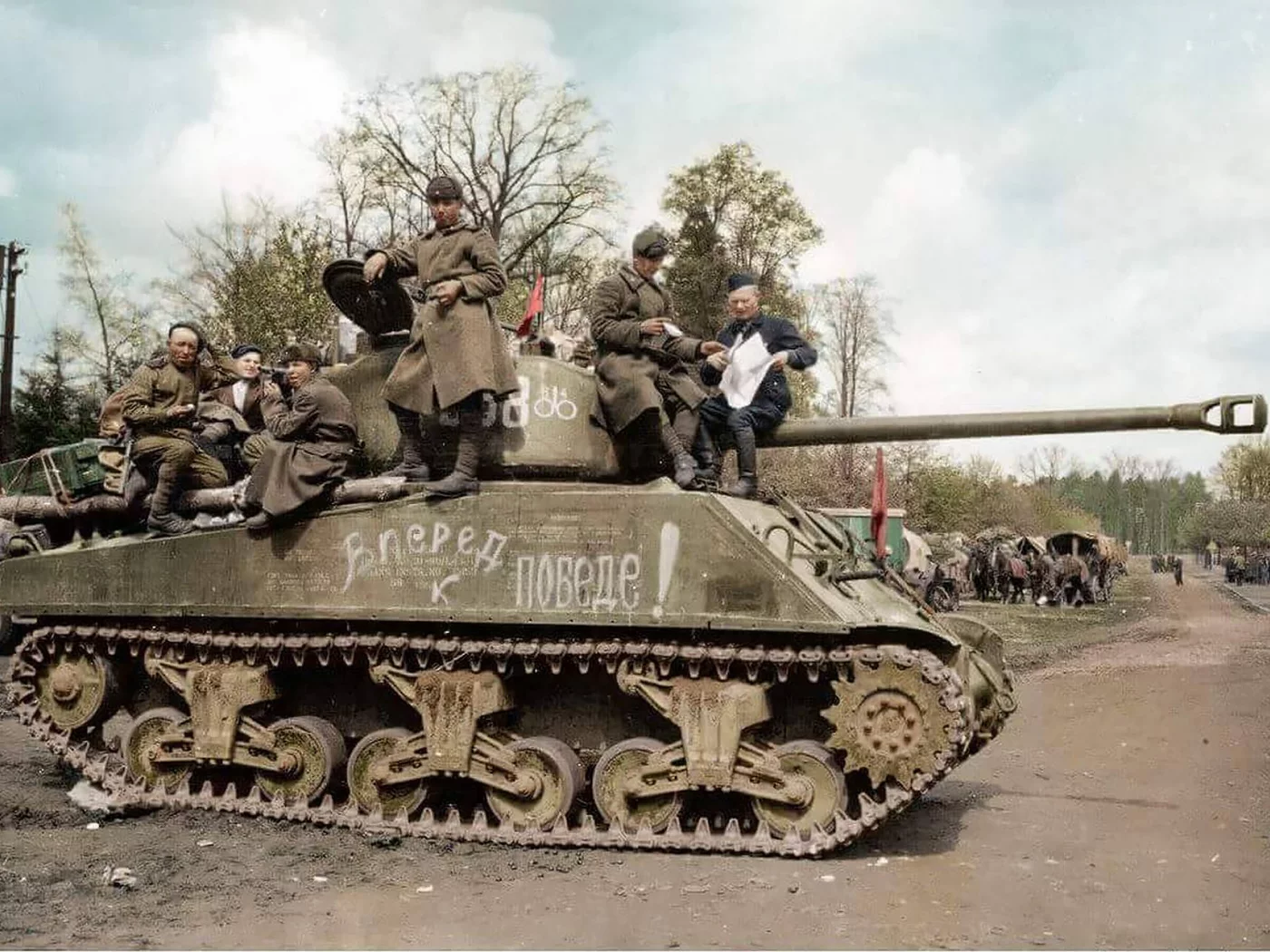 танкисты, танк, шерман, м4а2, 75мм, 1944, tankers, ww2, tank, sherman, m4a2, 75mm, armor, armored, military, weapon, weapons, gun, see, city, eyes, photocolorization, sky, wide