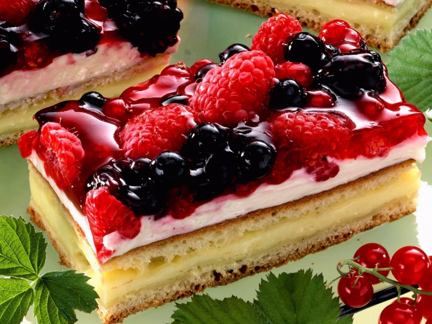 торт, тортик, мороженое, комната, cake, cakes, ice cream, ice, cream, color, pink, red, currants, raspberries, sweets, nice, environment, white, table, main, read, vine, see, nice, wide