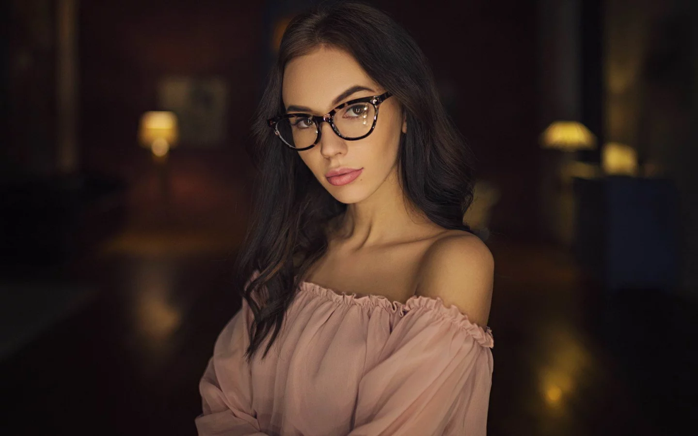 девушка, голые плечи, девушка в очках, черные волосы, красивая девушка