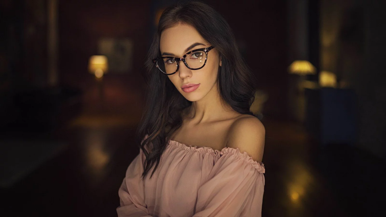 девушка, голые плечи, девушка в очках, черные волосы, красивая девушка