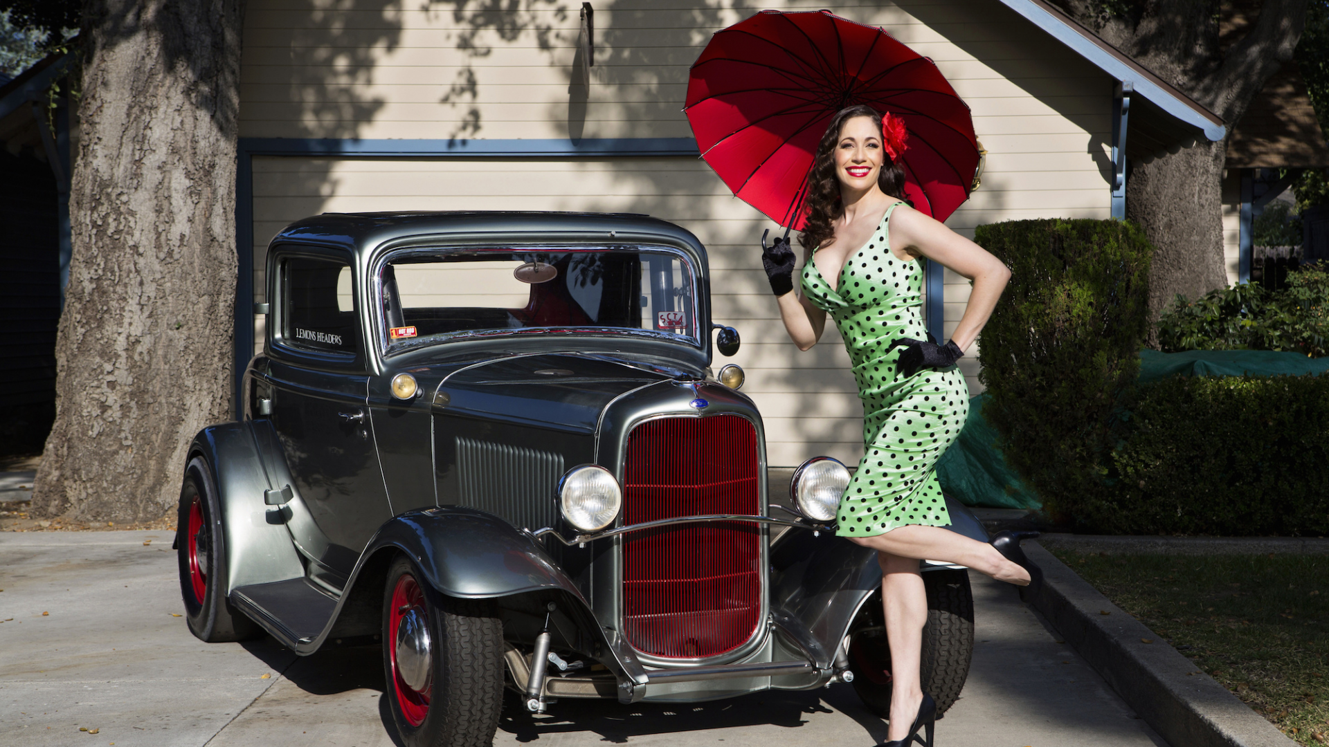 Картинка на рабочий стол автомобиль, форд, девушка, car, girl, umbrella,  ford, roadster, rod, front, grey, garage, street, path, classic, retro,  oldtimer, light, see, nice, wide 1920 x 1080