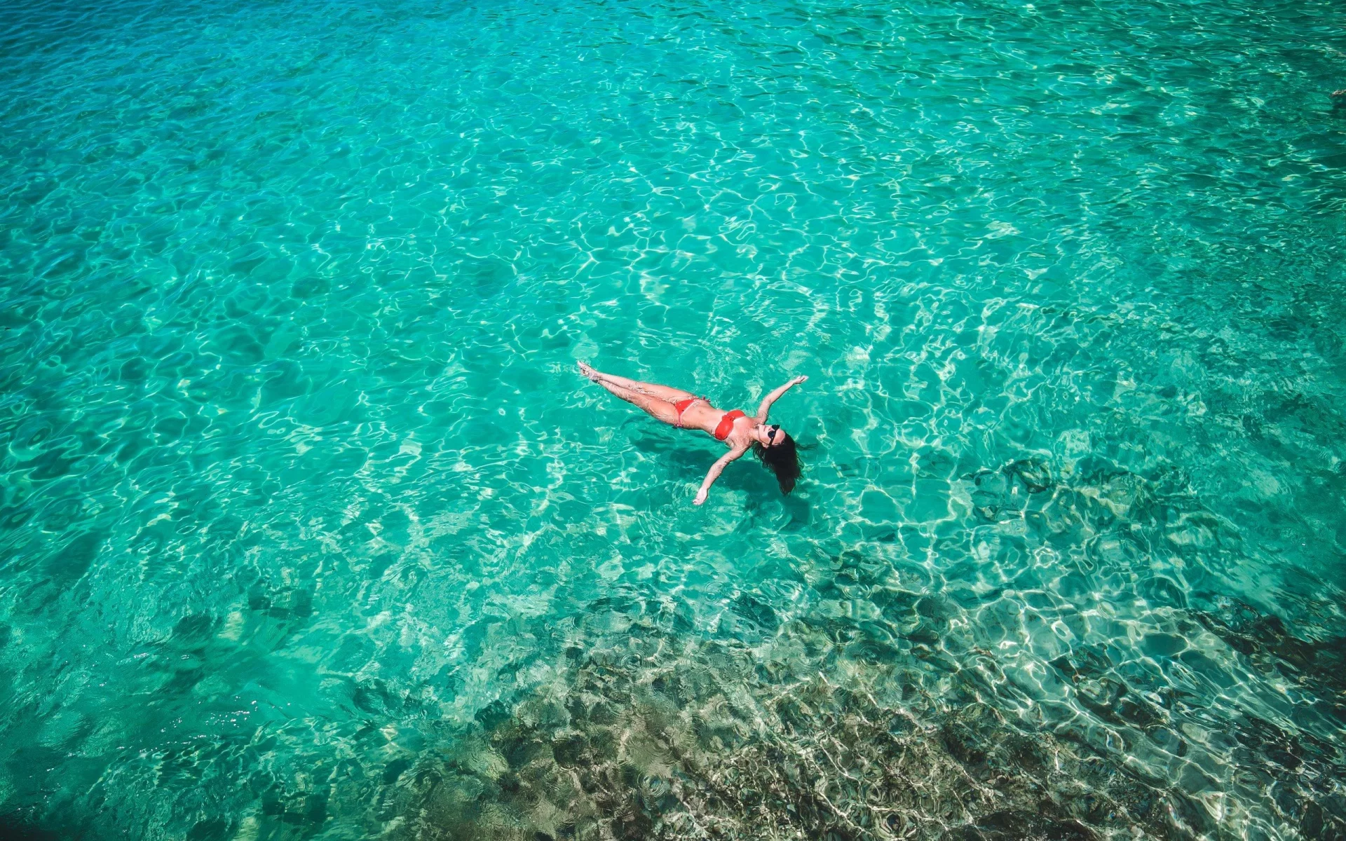 девушка, море, sea, girl, brunette, swimsuit, red, blue, front, floor, solar, wet, drop, lips, see, eyes, nice, sky, wide