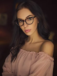 девушка, голые плечи, девушка в очках, черные волосы, красивая девушка