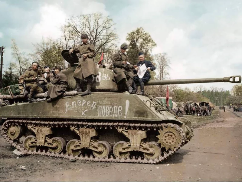 танкисты, танк, шерман, м4а2, 75мм, 1944, tankers, ww2, tank, sherman, m4a2, 75mm, armor, armored, military, weapon, weapons, gun, see, city, eyes, photocolorization, sky, wide