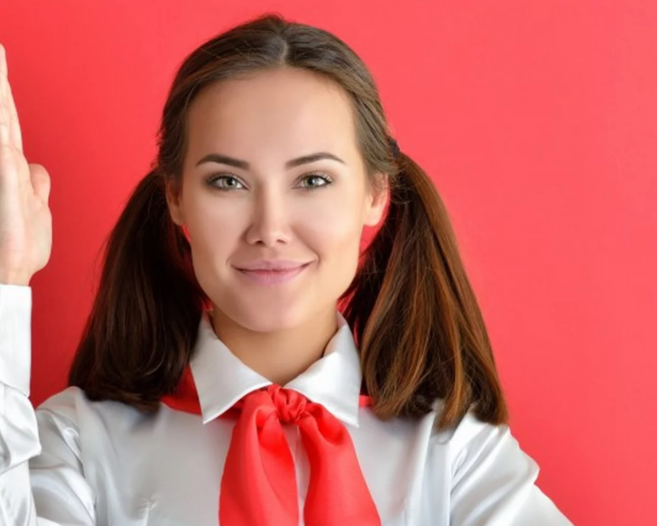 девушка, брюнетка, улыбка, милая, макияж, пионерка, костюм, красивые глаза, галстук, белая рубашка, девушка в галстуке