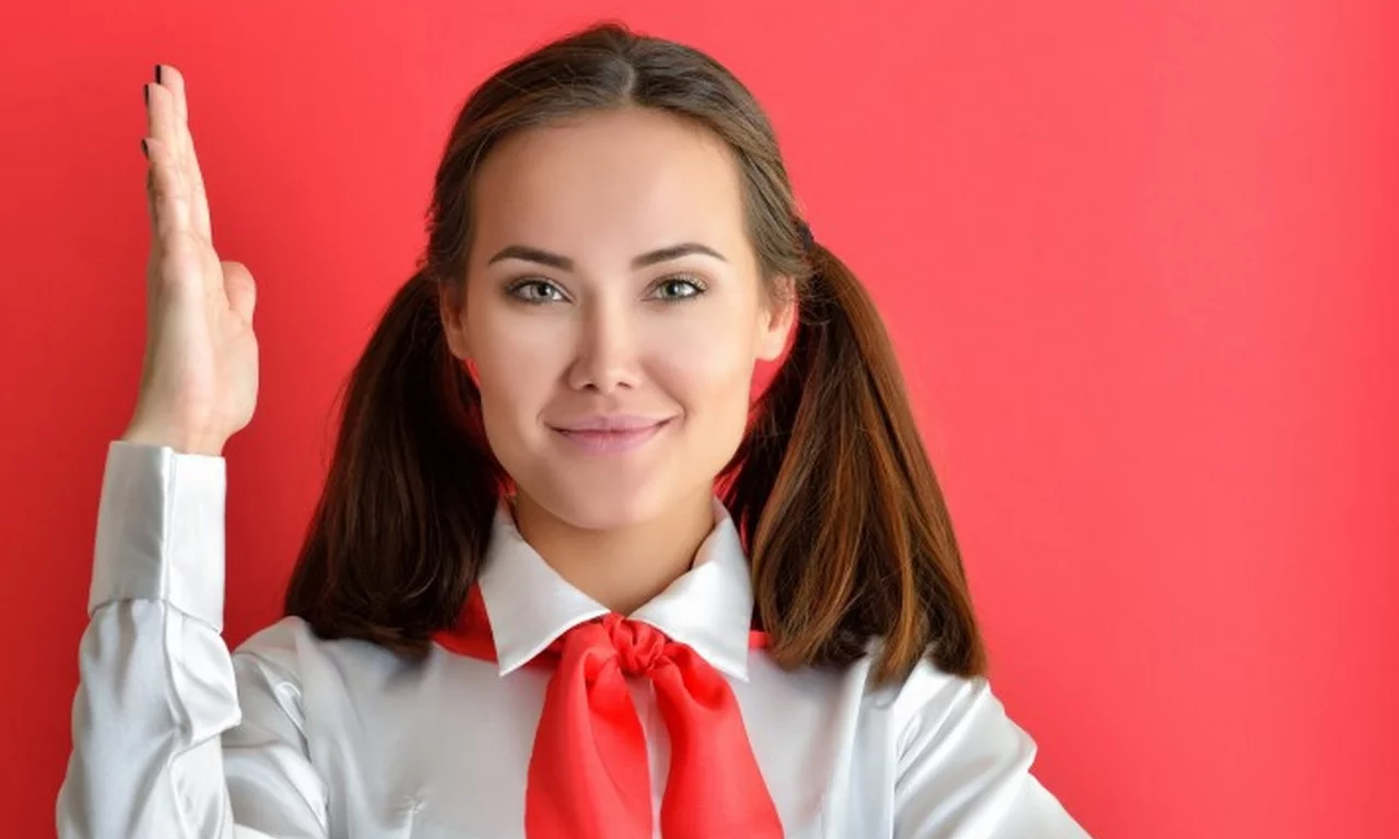 девушка, брюнетка, улыбка, милая, макияж, пионерка, костюм, красивые глаза, галстук, белая рубашка, девушка в галстуке