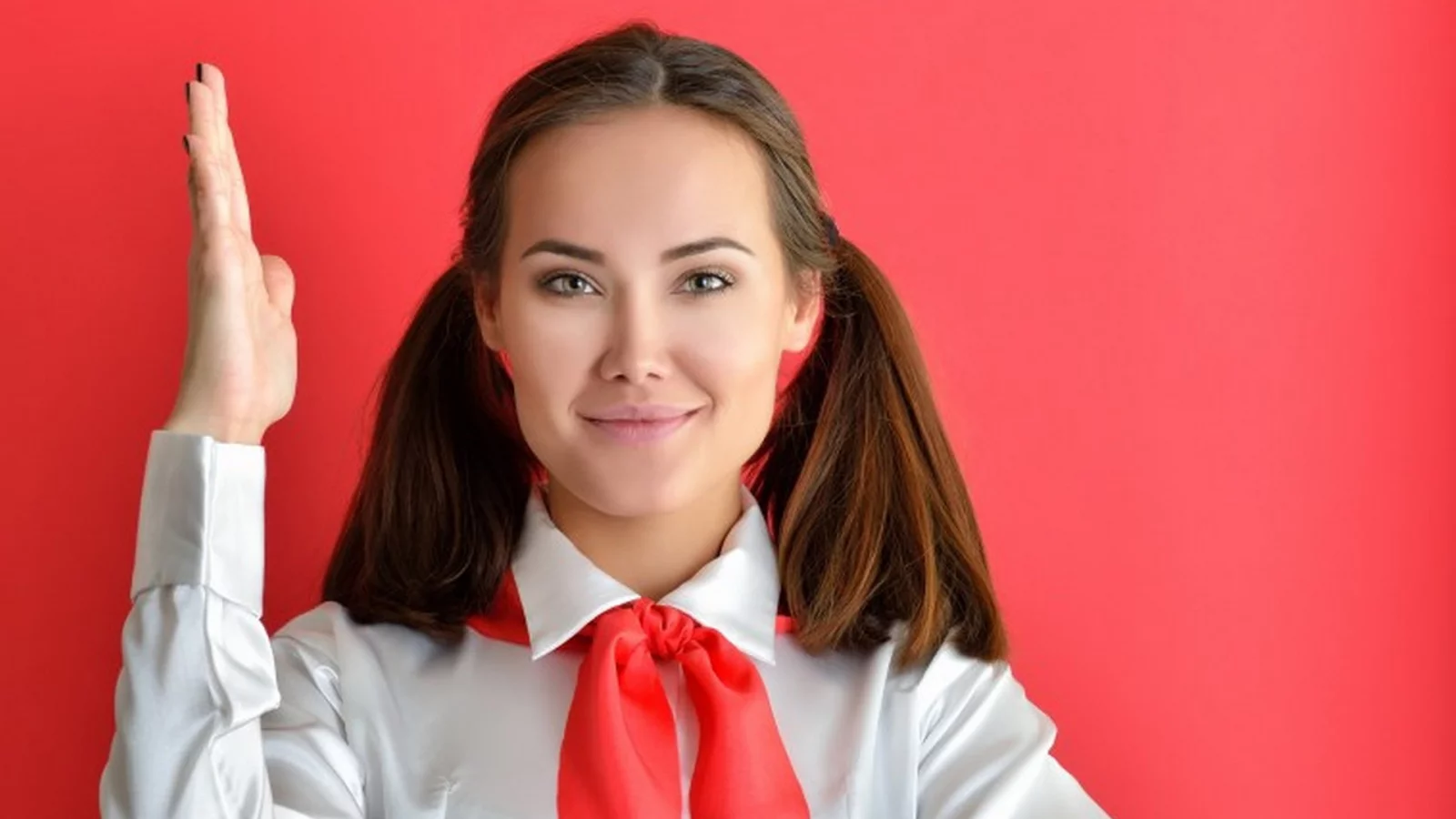 девушка, брюнетка, улыбка, милая, макияж, пионерка, костюм, красивые глаза, галстук, белая рубашка, девушка в галстуке