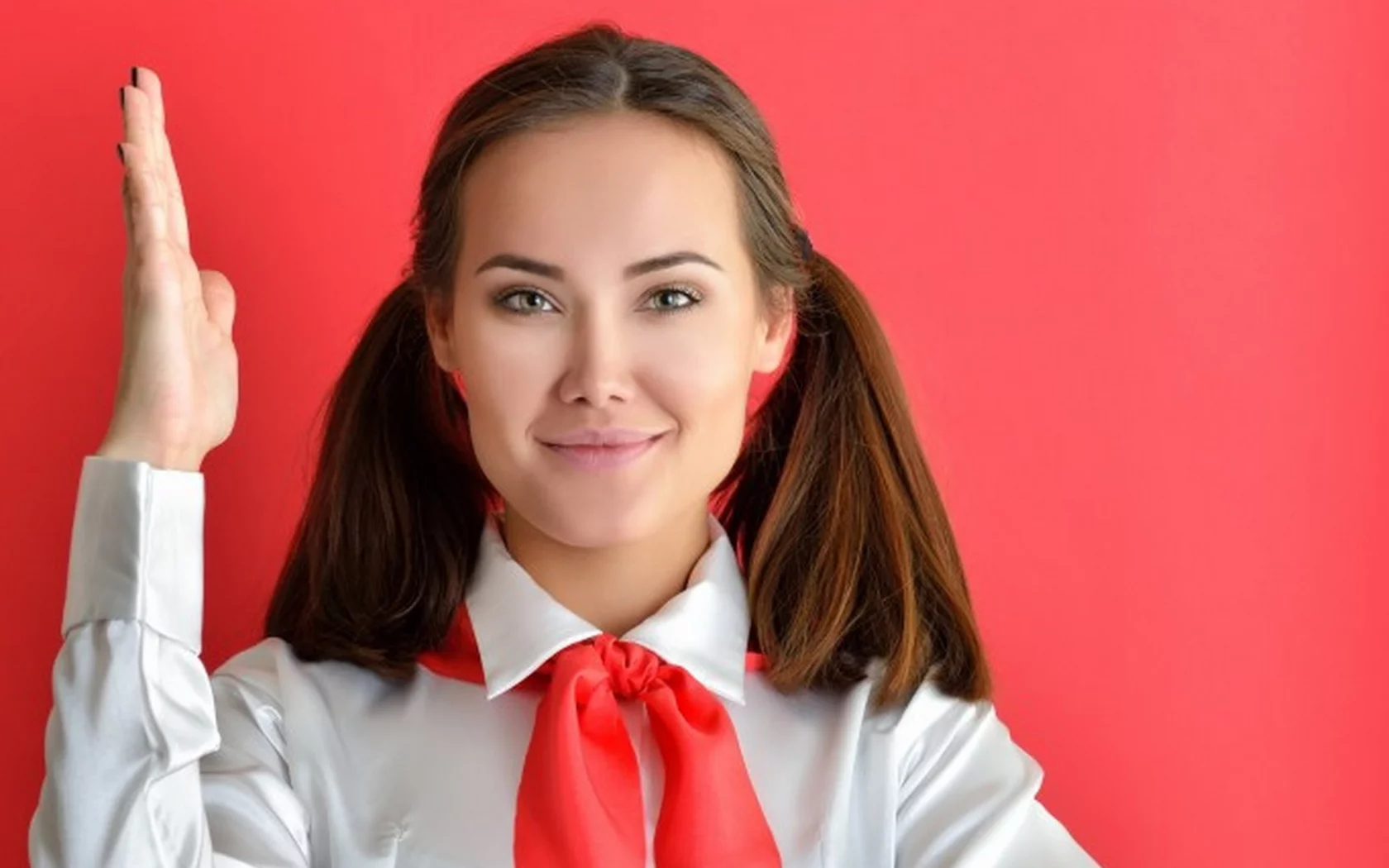 девушка, брюнетка, улыбка, милая, макияж, пионерка, костюм, красивые глаза, галстук, белая рубашка, девушка в галстуке