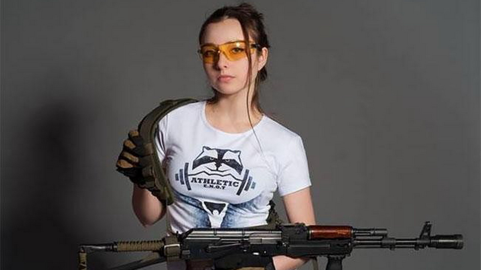 She is russian. Елена Делигиоз Airsoft. Елена дигилиос. Девушка в камуфляже. Девушки с автоматах очках.