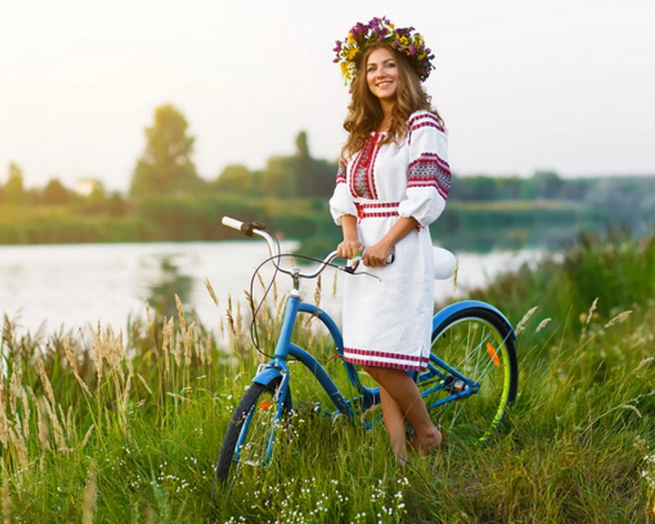 девушка, русская девушка, природа, шикарная фигура, грудь, ножки, девушка и велосипед, платье