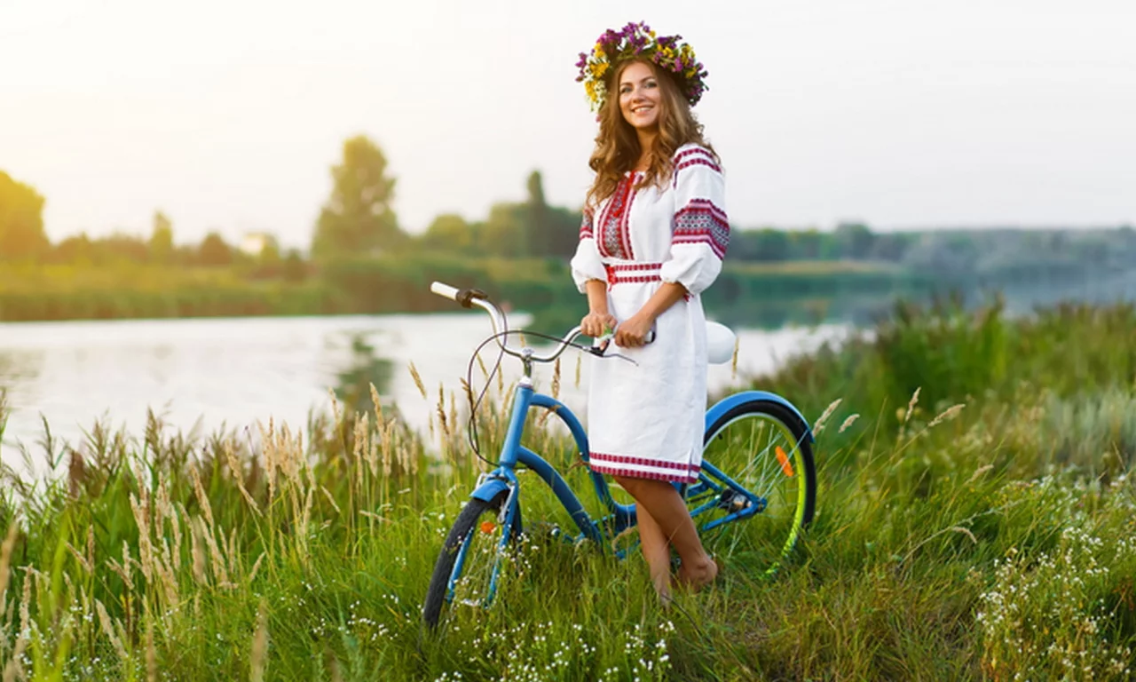 девушка, русская девушка, природа, шикарная фигура, грудь, ножки, девушка и велосипед, платье