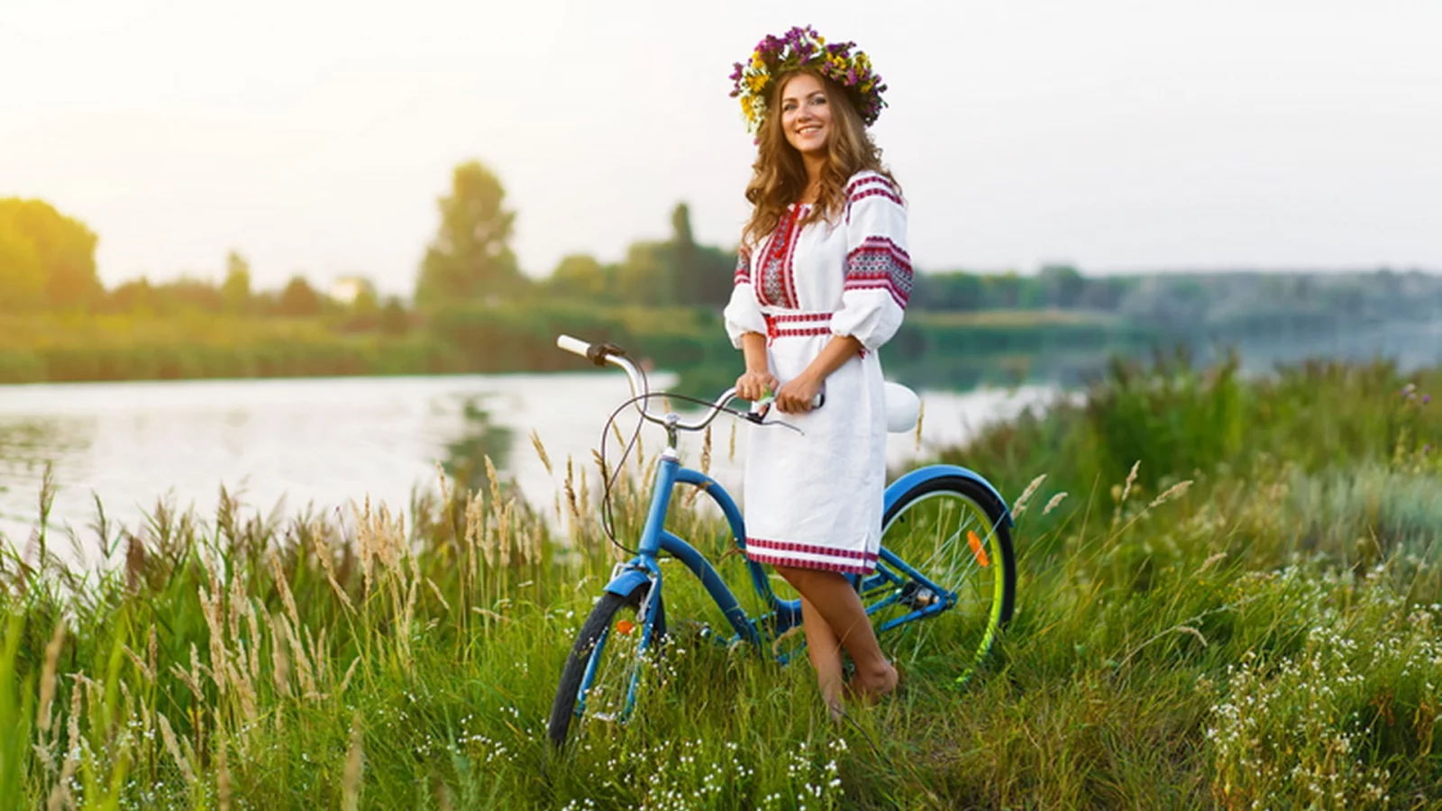 девушка, русская девушка, природа, шикарная фигура, грудь, ножки, девушка и велосипед, платье