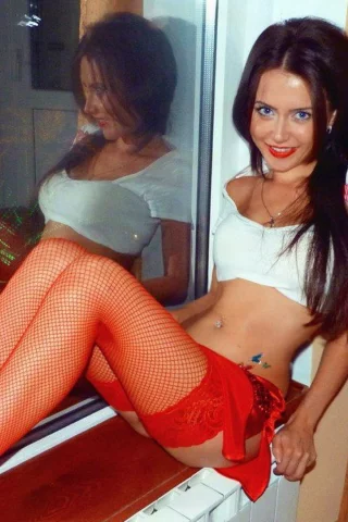 девушка, ножки, грудь, красные чулки, белый топик, улыбка, брюнетка, волосы, животик, красивая фигура, проститутка