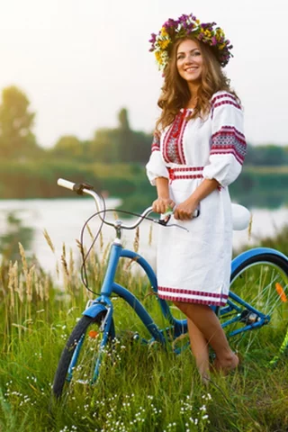 девушка, русская девушка, природа, шикарная фигура, грудь, ножки, девушка и велосипед, платье