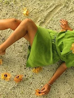 леся никитюк, девушка, актриса, телеведущая, ножки, грудь, поза лежа, улыбка, зеленое платье, ляжки, голые ножки, орел и решка
