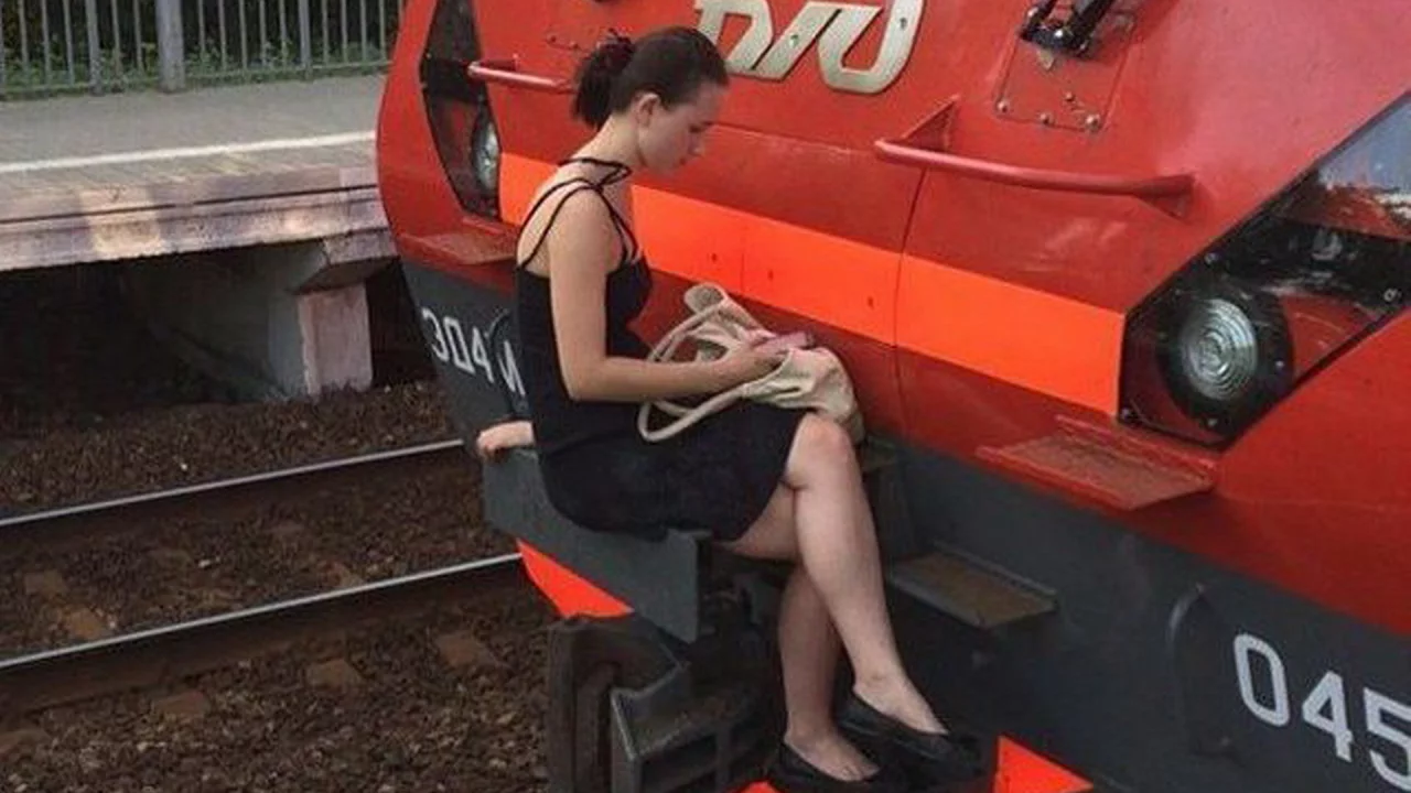 девушка, грудь, ножки, черное платье, грустная девушка, поза сидя, девушка и поезд