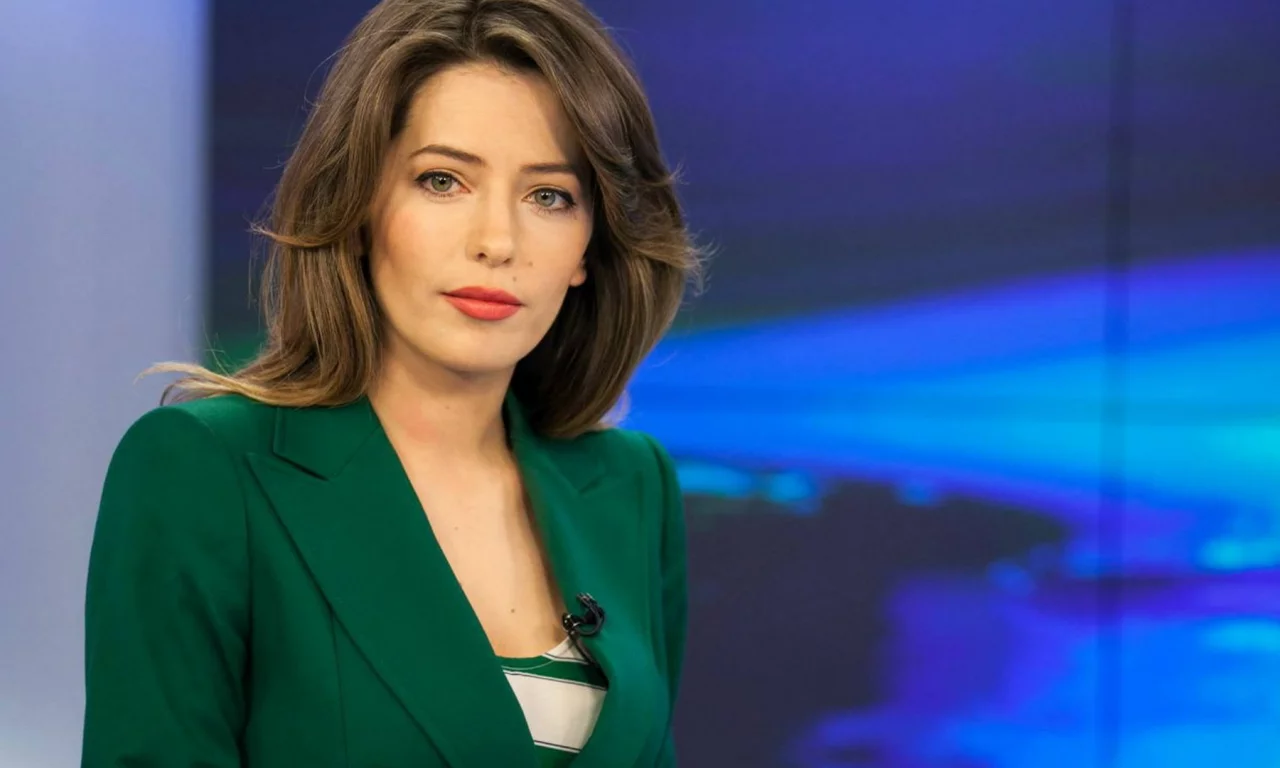 девушка, грудь, телеведущая, длинные волосы, зеленый пиджак, макияж