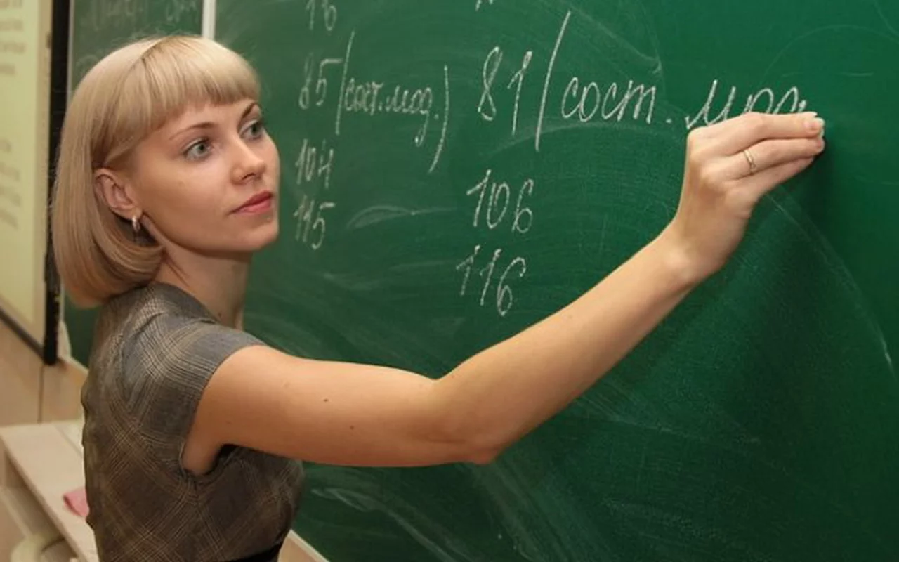 училка, девушка, грудь, макияж, девушка в очках, сексуальная девушка, сексуальная учительница, волосы, поза