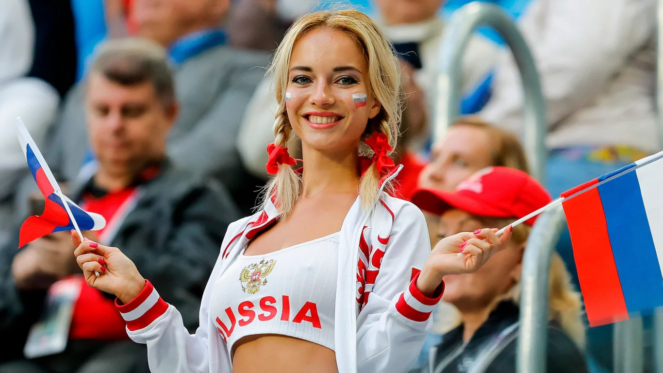 русская болельщица, девушка, грудь, улыбка, топик, девушка с косичками, макияж