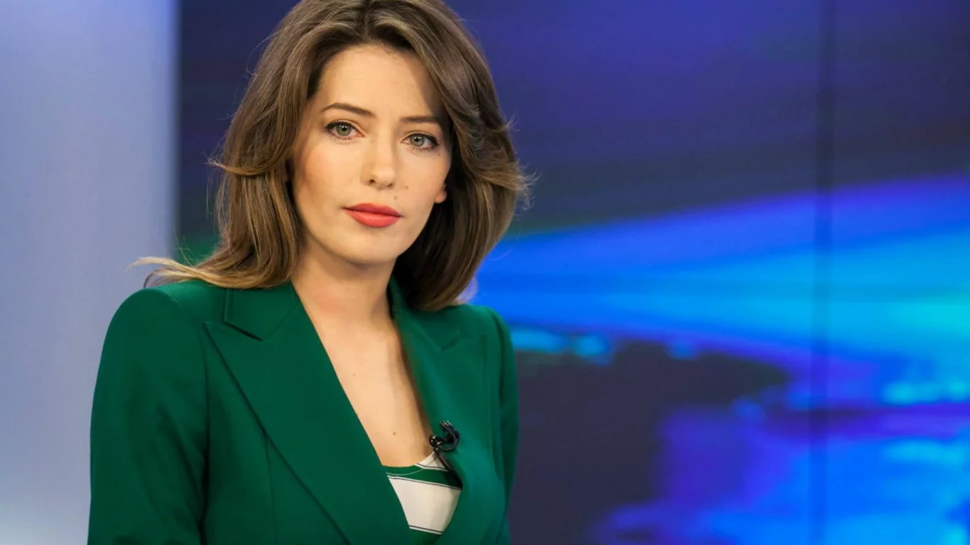 девушка, грудь, телеведущая, длинные волосы, зеленый пиджак, макияж