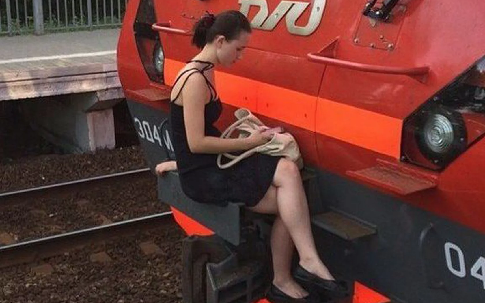 девушка, грудь, ножки, черное платье, грустная девушка, поза сидя, девушка и поезд