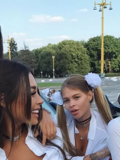 четыре девушки, блондинки и брюнетки, школьницы, выпускницы, бантики, макияж, грудь, длинные волосы, белая рубашка