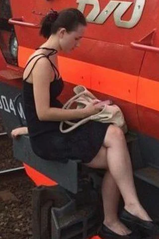 девушка, грудь, ножки, черное платье, грустная девушка, поза сидя, девушка и поезд