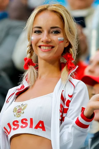 русская болельщица, девушка, грудь, улыбка, топик, девушка с косичками, макияж